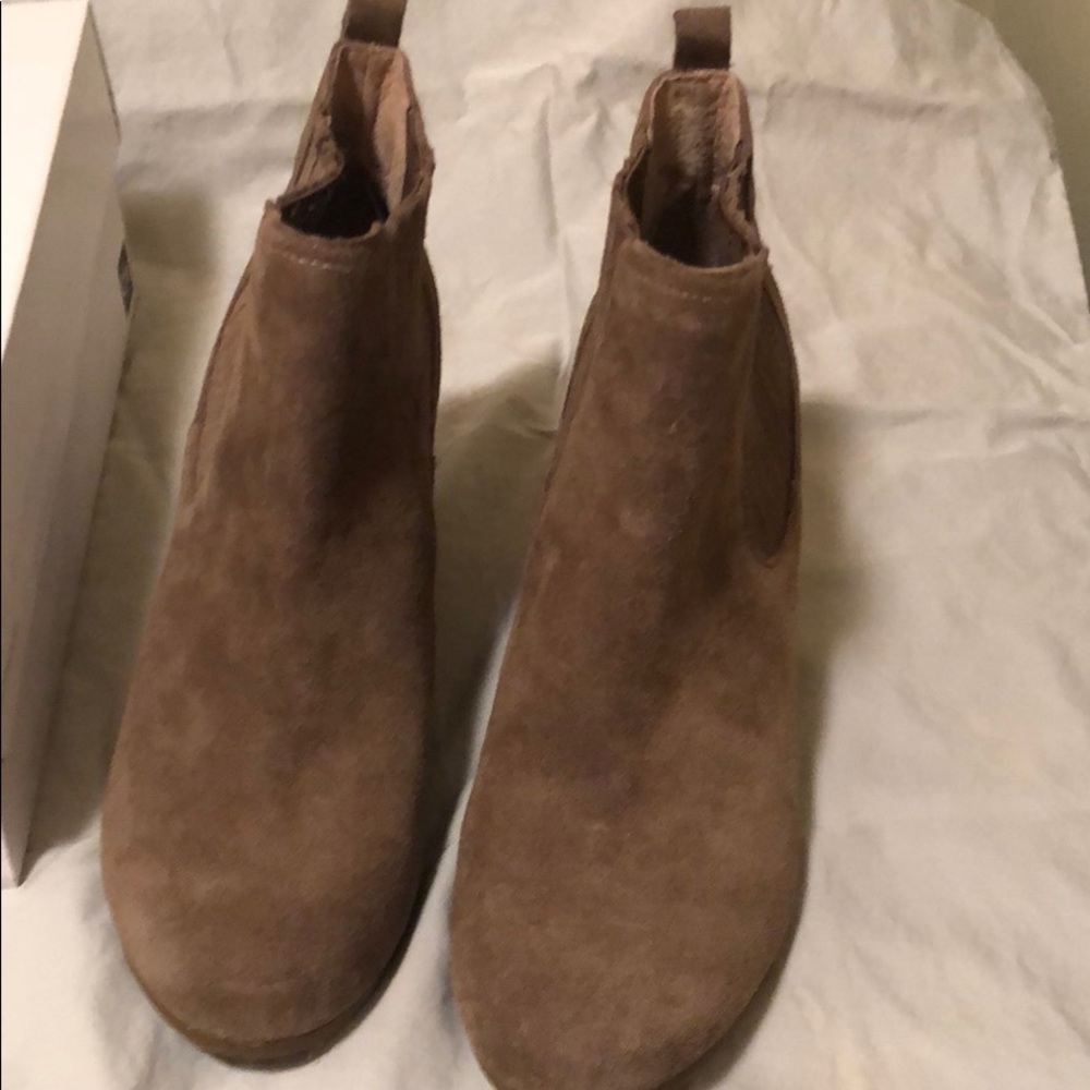 Dv Posie Suede tan wedge bootie